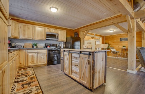 Mainesburg Cabina | Fallbrook Retreat | HOT TUB, Fire Pit + Swings!