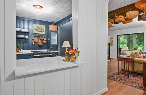 Ellijay Cabaña | Creekside Cottage! Fireplace, Sunroom, Workspace, 10 minutes to Downtown Ellijay
