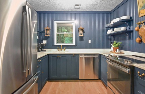Ellijay Cabaña | Creekside Cottage! Fireplace, Sunroom, Workspace, 10 minutes to Downtown Ellijay