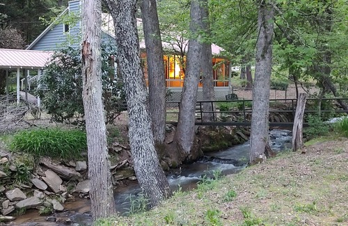 Ellijay Cabaña | Creekside Cottage! Fireplace, Sunroom, Workspace, 10 minutes to Downtown Ellijay