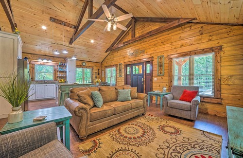 Hatton Cabina | 'Falling Star' Eagletown Cabin w/ Hot Tub: Pets OK