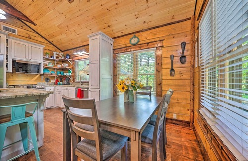 Hatton Cabina | 'Falling Star' Eagletown Cabin w/ Hot Tub: Pets OK