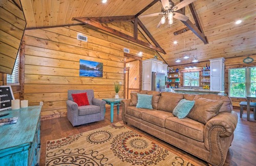 Hatton Casa | Falling Star Eagletown Cabin with Hot Tub Pets OK