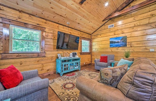 Hatton Casa | Falling Star Eagletown Cabin with Hot Tub Pets OK