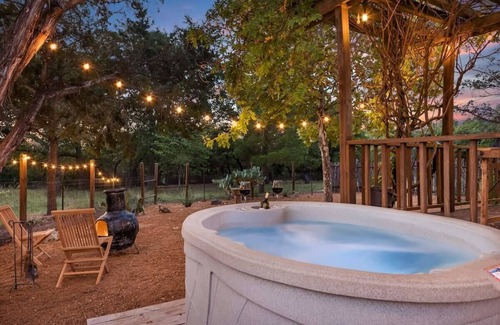 Fredericksburg Cabaña | Falling Star, Hot tub, Pet Friendly, Sleeps 2!