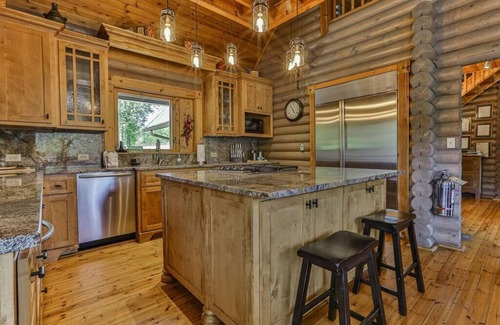 Ellijay Casa | Falling Waters Lodge Spectacular Lake Front Home