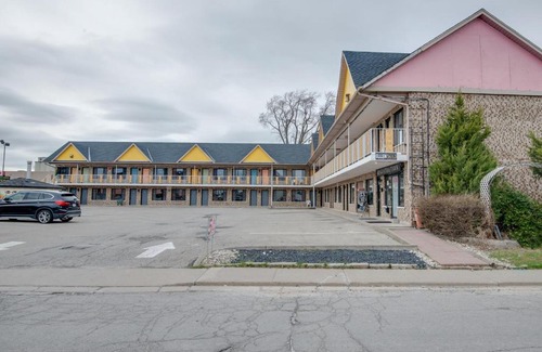 Niagara Falls Hotel | Falls Inn Near Casino Niagara By OYO