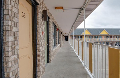 Niagara Falls Hotel | Falls Inn Near Casino Niagara By OYO
