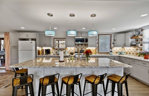 Durham Cabaña | Falls Lake Cottage@Rolling View with saltwater hot tub, fire pit & screen porch