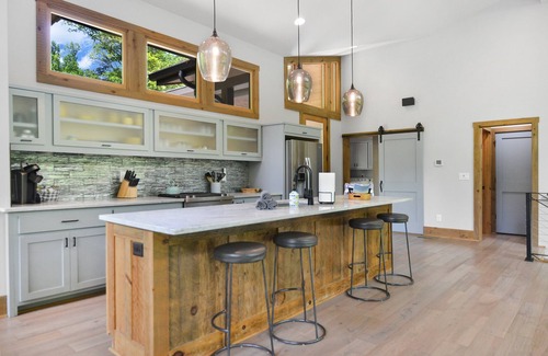 Ellijay Cabina | Falls Watch ~ 3BR Mountain Modern Luxury on a Private Waterfall! Wow!