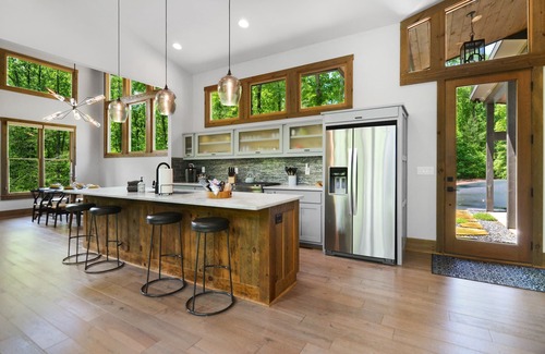 Ellijay Cabina | Falls Watch ~ 3BR Mountain Modern Luxury on a Private Waterfall! Wow!