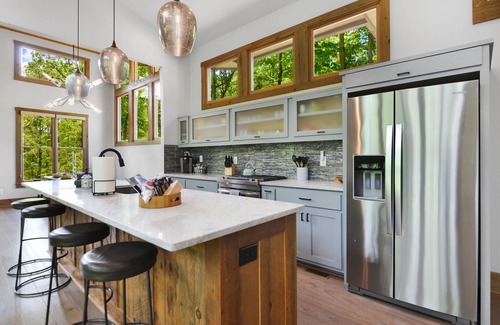 Ellijay Cabina | Falls Watch ~ 3BR Mountain Modern Luxury on a Private Waterfall! Wow!