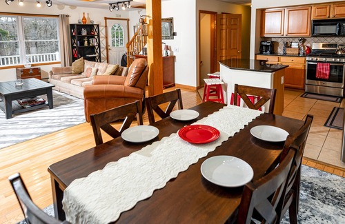 West Dover Casa | FallTime FAMILY VermonT Getaway - Hot Tub- Game Room- Fire Pit