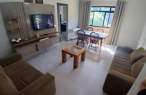 Itarare Apartamento | Família feliz – Wi-Fi rápido, a 1 min da praia