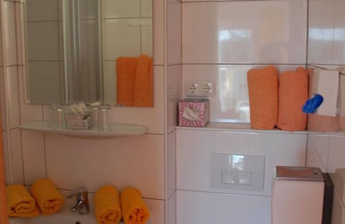 Klopein Cama Y Desayuno | Family room - connecting door 2 floor with balcony - Pension Agnes