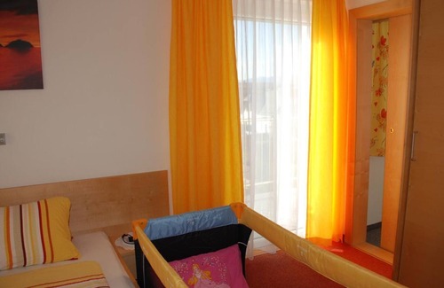 Klopein Cama Y Desayuno | Family room - connecting door 2 floor with balcony - Pension Agnes