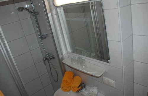 Klopein Cama Y Desayuno | Family room- connecting door1 floor with balcony - Pension Agnes