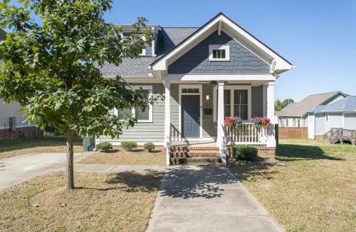 Downtown Casa | Fam-Biz Friendly 3BD with Fire pit & BBQ - Downtown