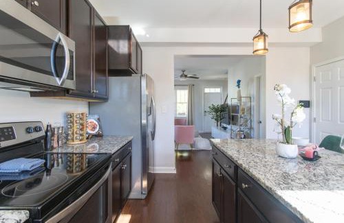 Downtown Casa | Fam-Biz Friendly 3BD with Fire pit & BBQ - Downtown