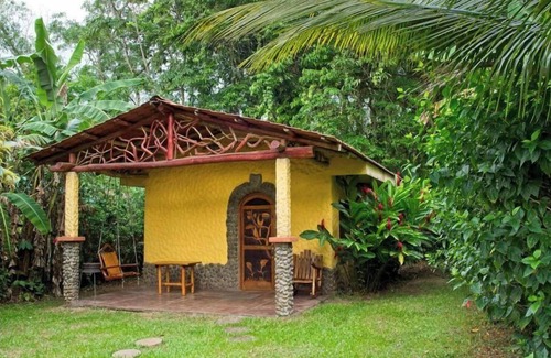 Peñas Blancas Cabina | Family Cabin with Rustic finishes