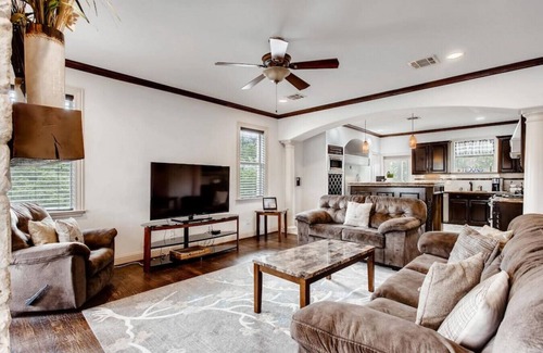 Knox - Henderson Casa | Espaciosa casa de 4 habitaciones y 4 baños en el centro de Dallas 8 camas - PISOS DE MADERA NUEVOS EN HABITACIONES