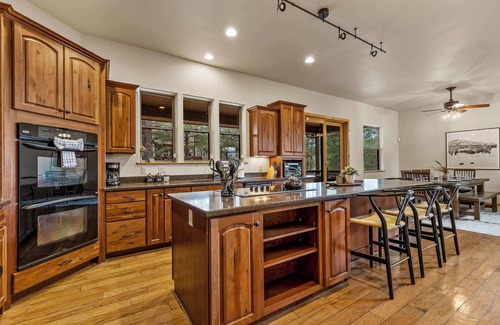 Ponderosa Trails Cabina | Fam-Friendly Cabin Retreat | Hot Tub | Game Room