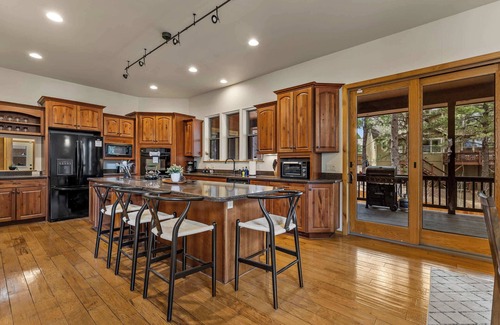 Ponderosa Trails Cabina | Fam-Friendly Cabin Retreat | Hot Tub | Game Room