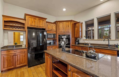 Ponderosa Trails Cabina | Fam-Friendly Cabin Retreat | Hot Tub | Game Room