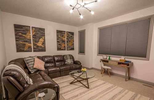 Southeast Edmonton Casa | Fam-Friendly Retreat w/ Pet Amenities Walker Lakes