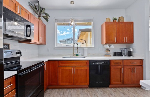 Kalaeloa Casa | Family Friendly Townhouse in heart of Kapolei! Mins to surfing, golf, shops&more