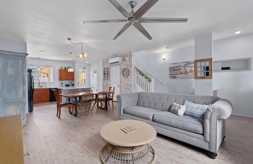 Kalaeloa Casa | Family Friendly Townhouse in heart of Kapolei! Mins to surfing, golf, shops&more
