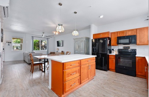 Kalaeloa Casa | Family Friendly Townhouse in heart of Kapolei! Mins to surfing, golf, shops&more