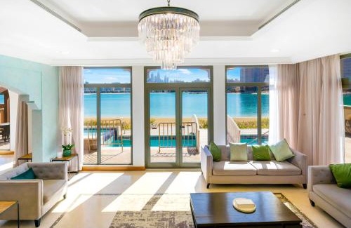 Palm Jumeirah Villa | FAM Living - Palm Jumeirah - Beach Villas with Private Pool
