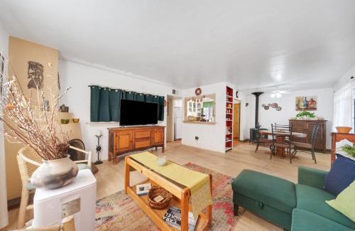 Santa Fe Casa | Famed Plaza Oasis 1 mile away, King Bed, Office, Foosball