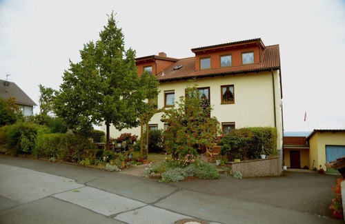 Altenstein Apartamento | Familienfreundlich und direkt an der Burgenstraße - Urlaubsdomizil mit Terrasse und Liegewiese