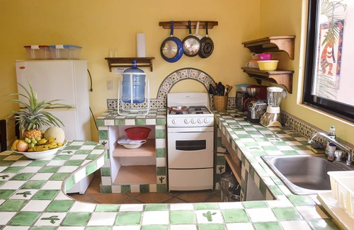 Brisas de Zicatela Apartamento | Apartamento de 2 dormitorios, cocina, patio, piscina sin cloro, 1 minuto de la playa