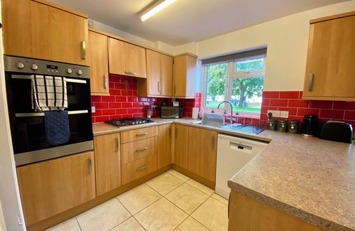 Leominster Casa | Family 3BR Home, Garden, Parking, Near Town Centre