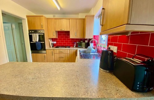 Leominster Casa | Family 3BR Home, Garden, Parking, Near Town Centre