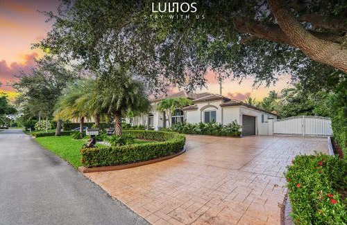 Palmetto Bay Casa | Family 4BR Escape Pool Arcade Sleeps 12 L57