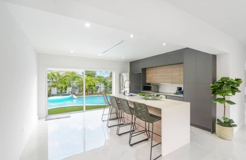 Miami Gardens Casa | Family 5BR Miami: Resort Pool, Sports & BBQ Oasis
