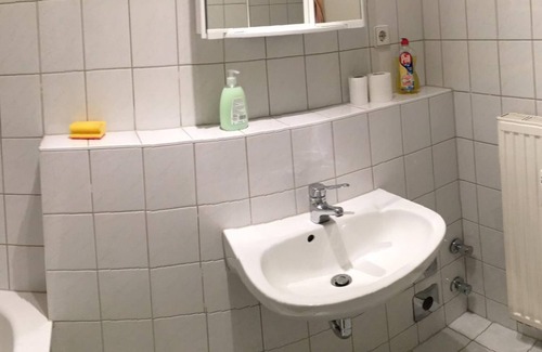 Zwickau Apartamento | Family accommodation at Platz der Völkerfreundschaft - apartment/flat, bathroom, WC,