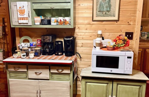 Mendota Casa | Free Wi-Fi and parking Fire pit Hike bike and kayak! The Cabin in Disguise