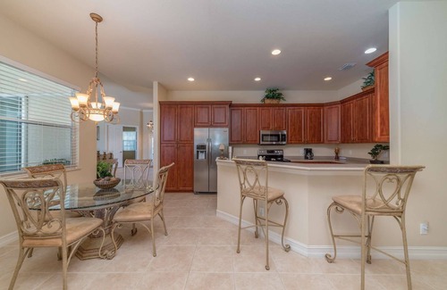 Marco Island Casa | ¡Nuevo listado! Waterleaf Court - Casa espaciosa y elegante frente al mar con piscina climatizada y WiFi