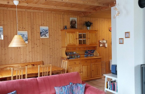 Wiler Chalet De Esquí | Familia y chalet agradable mascota rodeados por la naturaleza y la montaña.