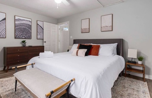 North Kansas City Casa | Family and Pet Friendly w/ Fire Pit + Backyard