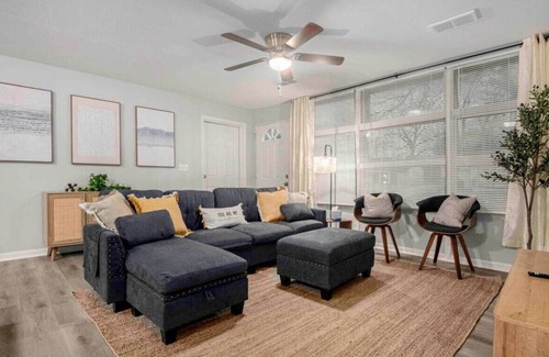North Kansas City Casa | Family and Pet Friendly w/ Fire Pit + Backyard
