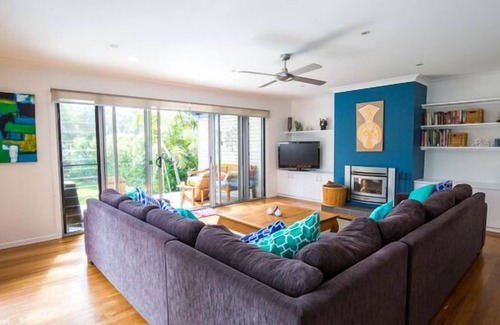 Erowal Bay Casa | Familia y mascotas, enorme salón, jardín y balcón. Gran espacio para relajarse.