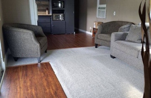 Camdenton Cabaña | Family and Pet friendly lakefront with Dock
