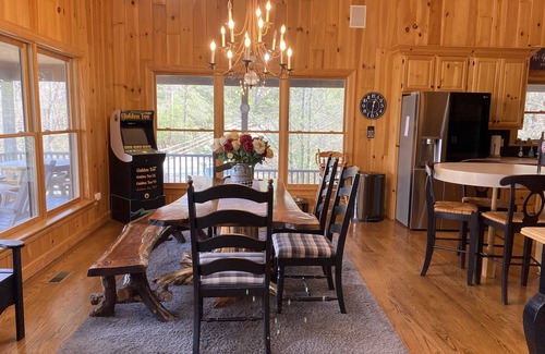 Ferguson Cabina | Family and Pet Friendly Mtn Top Cabin, Double Porch, High-Speed WiFi/SmartTVs