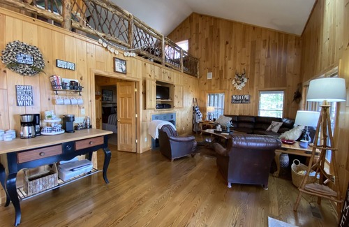 Ferguson Cabina | Family and Pet Friendly Mtn Top Cabin, Double Porch, High-Speed WiFi/SmartTVs